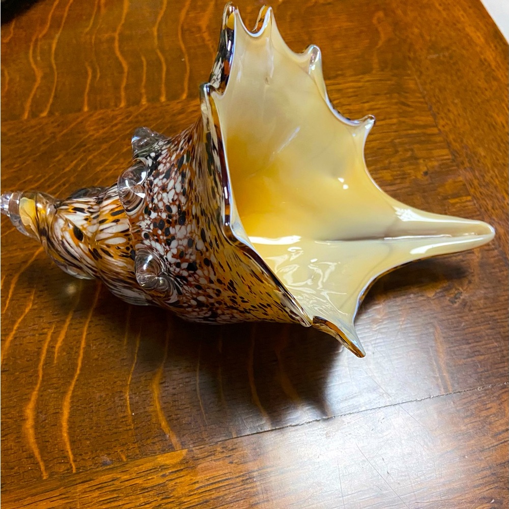 Elegant Murano Style Glass Conch